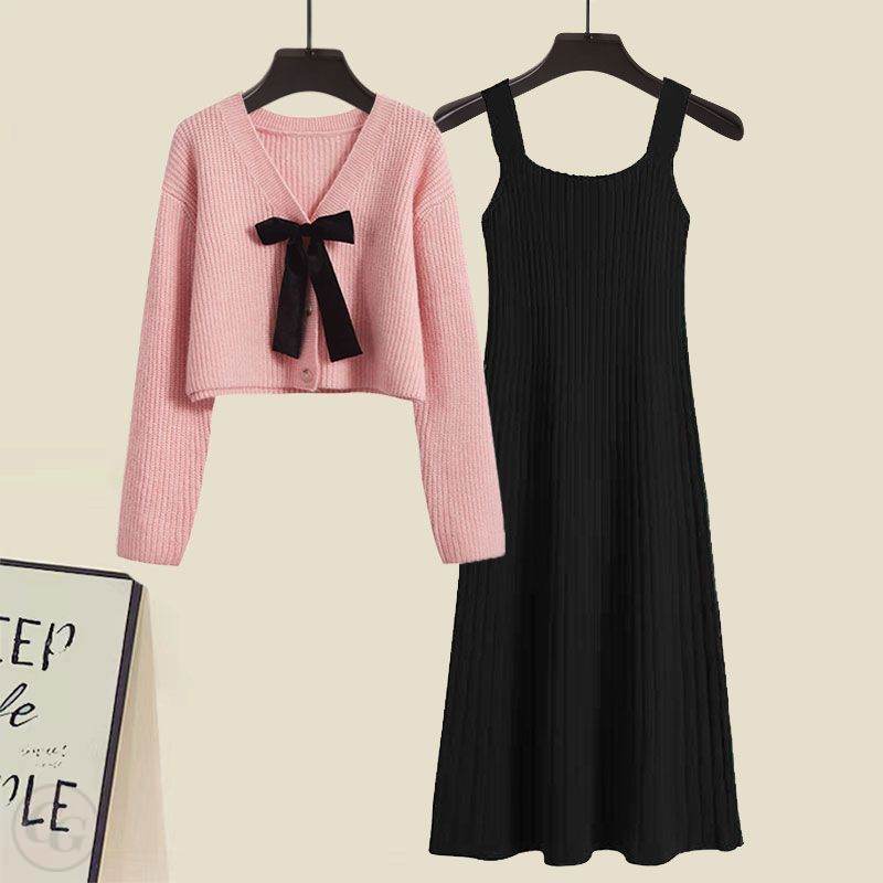 粉色毛衣+黑色洋裝/套裝
